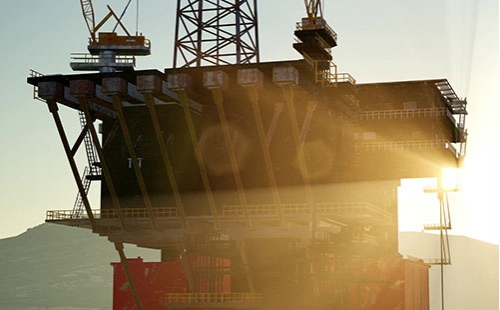 保養(yǎng)機(jī)器部件配件 油起到了很好的保養(yǎng)作用那么槽型托輥在保養(yǎng)的時(shí)候什么時(shí)候要換油什么時(shí)候 多少才適合    如果換油太少，槽型托輥的軸承就會(huì)提前報(bào)廢；如果換油過(guò)多，摩擦托輥就會(huì)陷入困境或長(zhǎng)期危害動(dòng)力線(xiàn)圈和卷線(xiàn)。那么槽型托輥托輥該如何維護(hù)呢？槽型托輥廠(chǎng)家為大家講解一下，希望對(duì)大家有所幫助：   決定什么時(shí)候潤(rùn)滑以及什么時(shí)候停止注油的方式非常簡(jiǎn)單：制定一個(gè)基礎(chǔ)線(xiàn)、制定觀(guān)察計(jì)劃表和注油的時(shí)候進(jìn)行監(jiān)測(cè)。