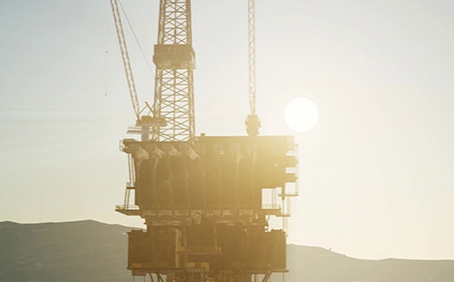 若是一個(gè)錐形托輥的分貝超越根底線(xiàn)8分貝，咱們以為這個(gè)軸承需求光滑。當(dāng)咱們意識(shí)到這個(gè)軸承需求光滑，那么曉得什么時(shí)候中止注油將會(huì)避免過(guò)度光滑的呈現(xiàn)。能夠依照以下三步來(lái)完結(jié)：1）、當(dāng)寫(xiě)入光滑油時(shí)光滑技能員運(yùn)用超聲波儀器檢測(cè)軸承。漸漸注油直到分貝強(qiáng)度降到根底線(xiàn)。2）、若是沒(méi)有根底線(xiàn)作為輔導(dǎo)，光滑油的用量應(yīng)在聲響下降后又上升時(shí)中止。這時(shí)，技能員應(yīng)中止持續(xù)運(yùn)用光滑油。3）、以錐形托輥、沖突托輥生產(chǎn)商的輔導(dǎo)