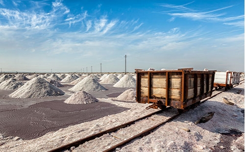 DY移動(dòng)帶式輸送機(jī)主要特點(diǎn):采用高精度，硬具面齒輪，其承載能力高，(比軟具面具輪提高2-3倍)；壽命長(zhǎng)(可達(dá)10年)；結(jié)構(gòu)聚湊，占地面積小(可減少50%以上)；重時(shí)輕，體積小(可降低50%)；尤其是垂直傳動(dòng)結(jié)構(gòu)形式，更適于煤礦井下礦山運(yùn)輸機(jī)械上使用。DY型移動(dòng)式膠帶輸送機(jī)是一種工效高， 實(shí)用，機(jī)動(dòng)性好的連續(xù)輸送裝卸設(shè)備。主要用于裝卸地點(diǎn)經(jīng)常變更動(dòng)的場(chǎng)所，如：港口、碼頭、車(chē)站、煤場(chǎng)、倉(cāng)庫(kù)、建筑工地、